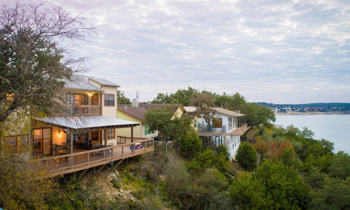 Canyon Lake House | Water's Edge Retreat: CL Waterfront + 2 Living Areas + Ping Pong + Covered Deck + Vast Master Suite