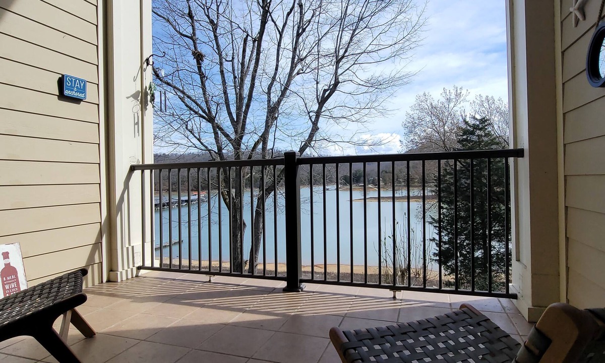 Andersonville Condo | Water view condo w/free attraction tickets, a jetted tub, & fireplace