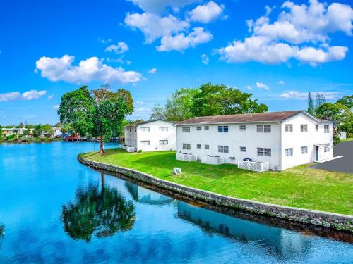 Survey Creek Apartment | Water View - King Bed - Palm Wave Says