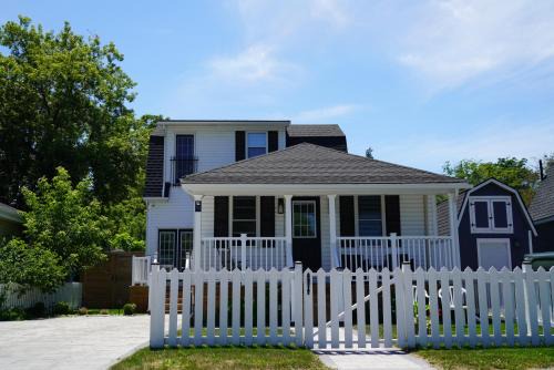 Historic Old Town House | Water View - Modern Cottage in Niagara-on-the-Lake