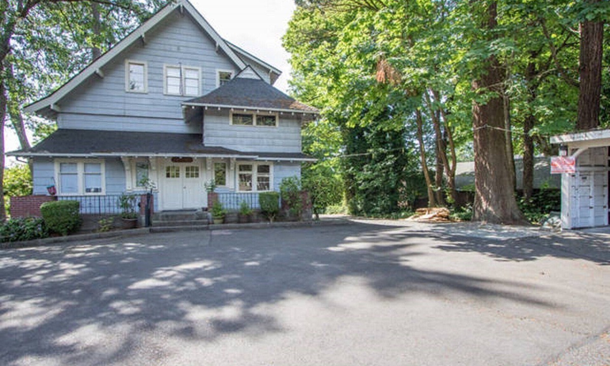 Lakewood Apartment | Water view Studio Unit