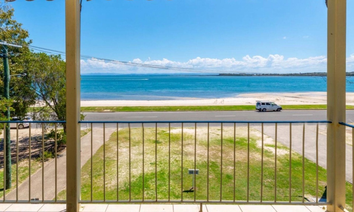 Bongaree Apartment | Water Views on Top Floor