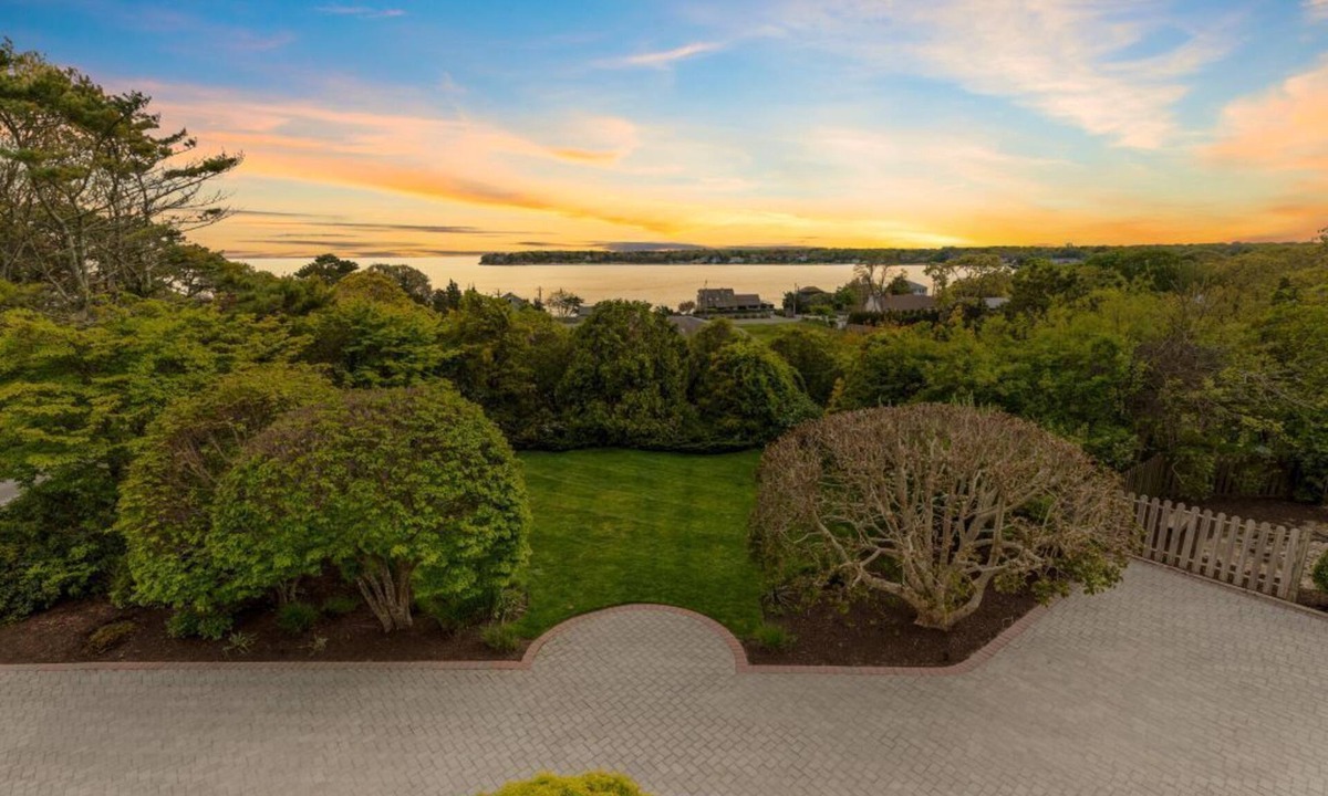 Hampton Bays House | Water Views - Private Beach - Putting Green