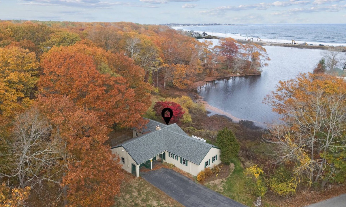 Fortunes Rocks House | Water views! Walk to Beach-Deck|Pet Friendly