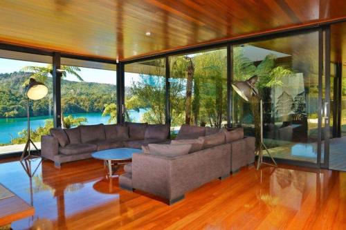 Saint Omer House | Waterfall Bay Glass House