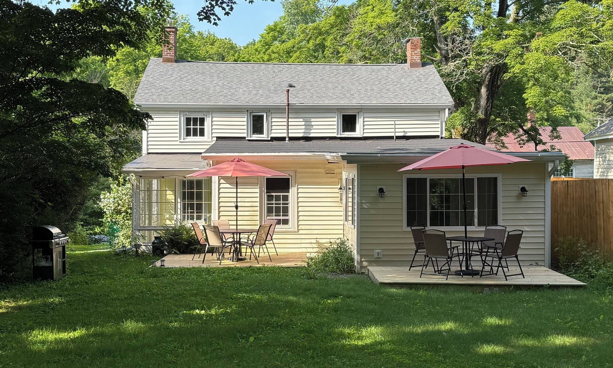 Middle Hope Cottage | Waterfall Sound & Beach-Inspired Country Wing