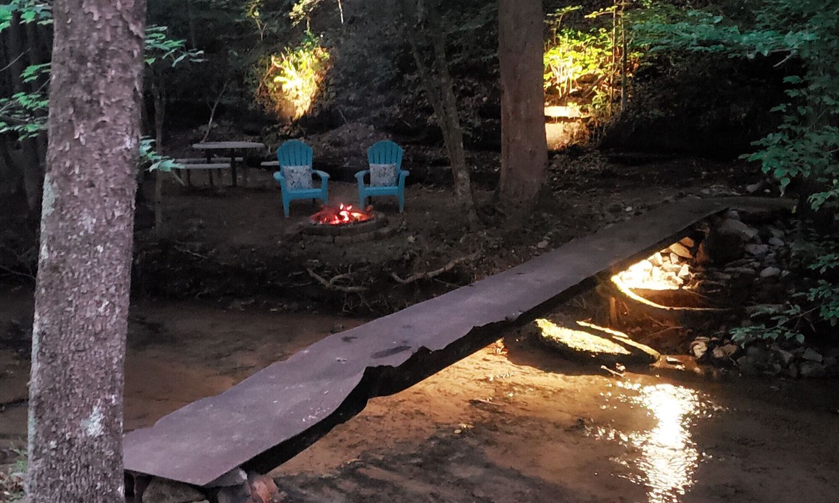 Hickman Apartment | Waterfall Suite - Private Secluded Loft in Lyles