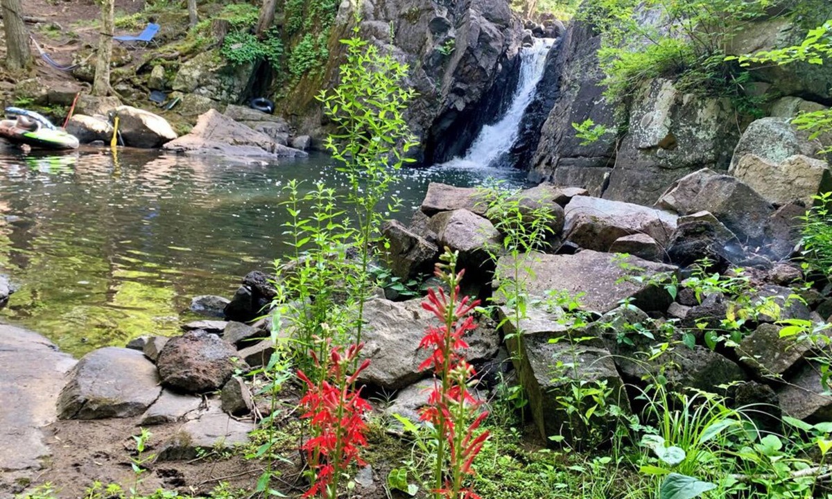 Crown Point RV Rental | Waterfall Way Barn Retreat