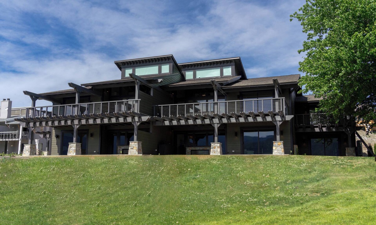 Wapato Point Condo | Waterfont Luxury- Yacinde B4