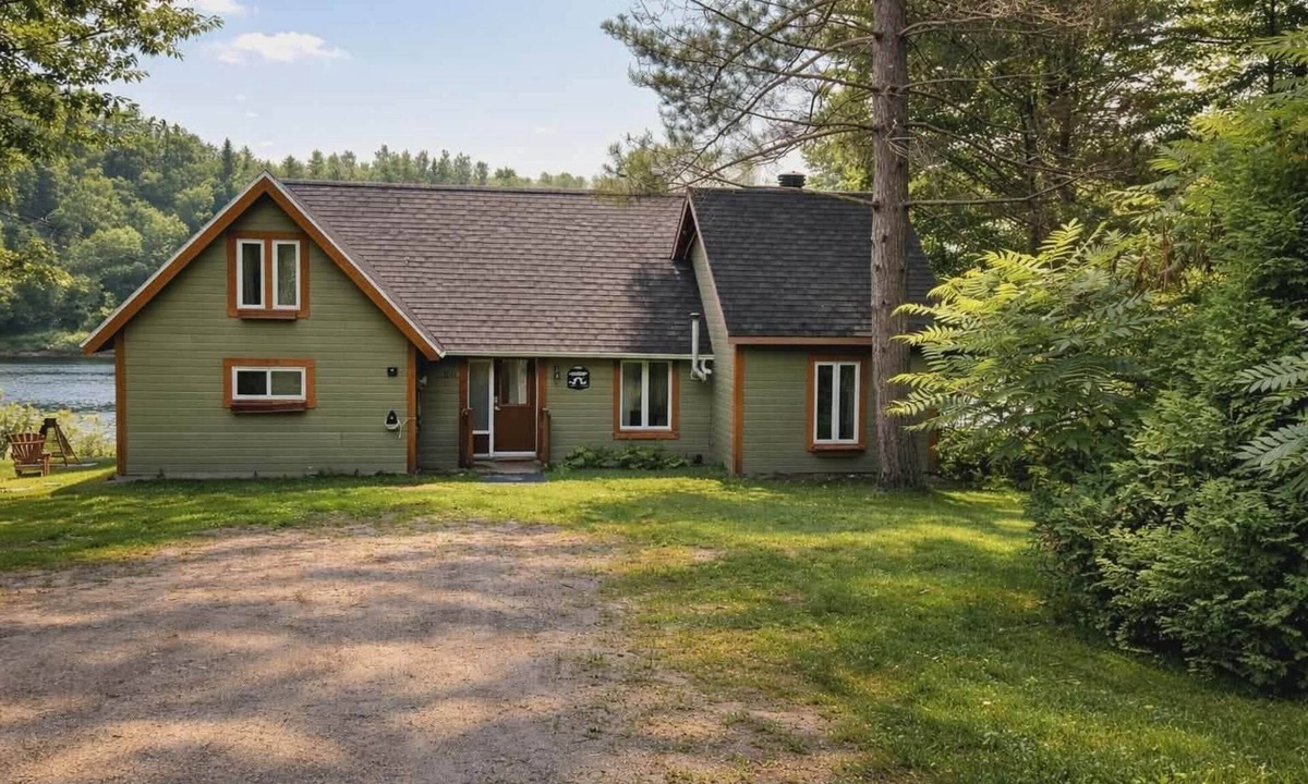 Notre-Dame-de-Montauban Ski Chalet | Waterfront Cabin with private Hot Tub - Mauricie, Quebec
