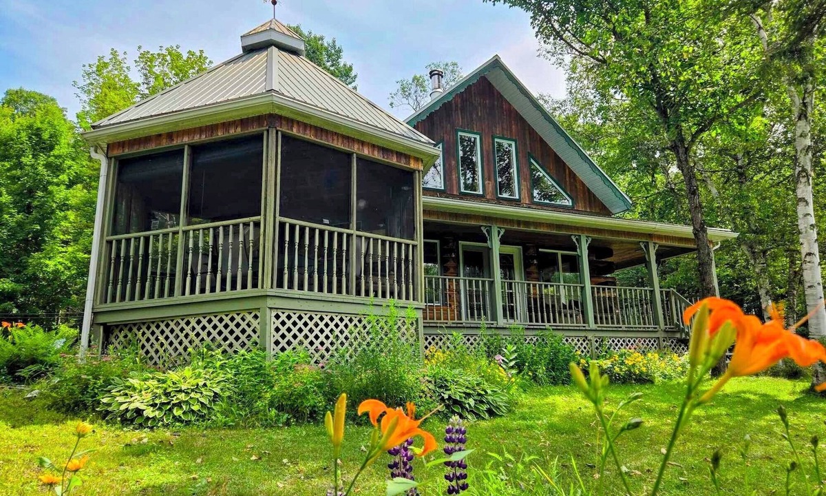 Notre-Dame-de-Montauban Ski Chalet | Waterfront Log Cabin with Private Hot Tub - Mauricie, Quebec