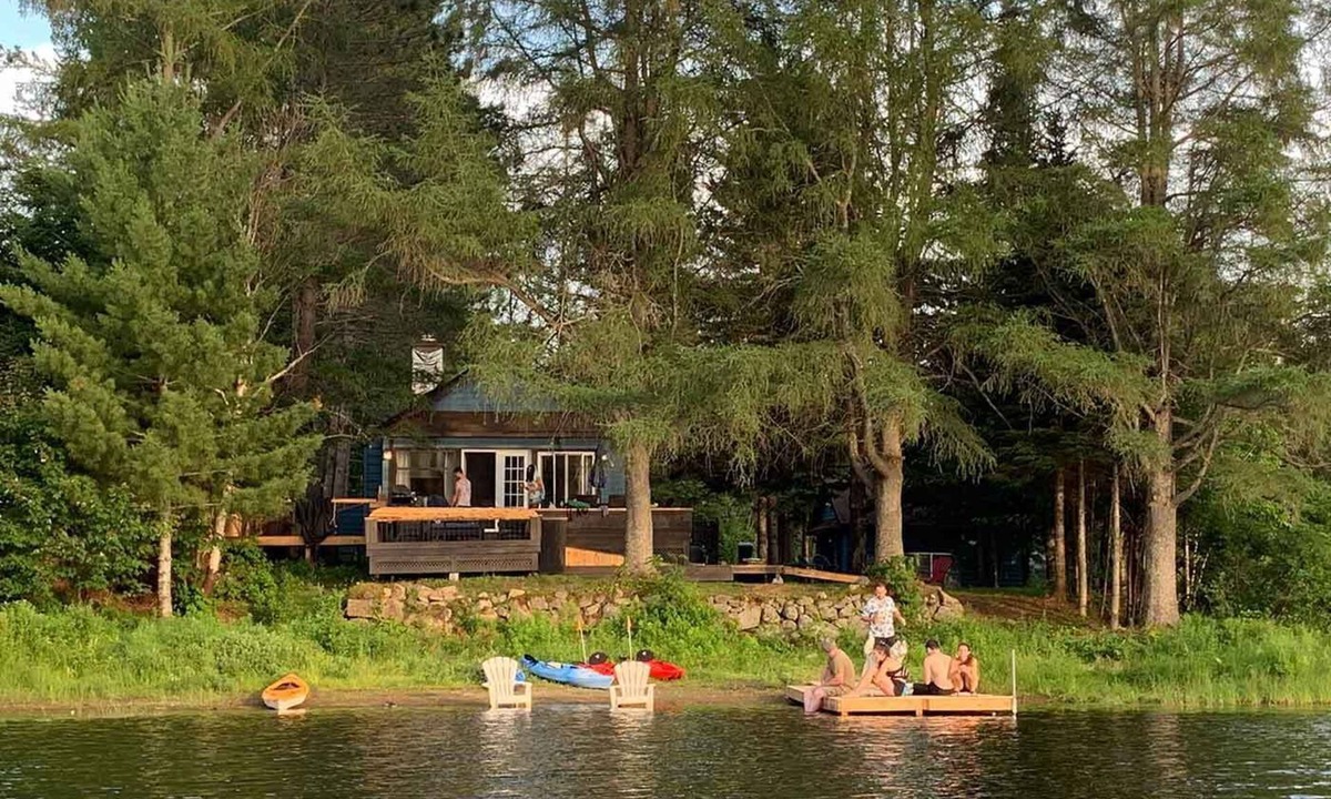 Sainte-Agathe-des-Monts Ski Chalet | Waterfront cottage with private spa, blending rustic and contemporary charm.