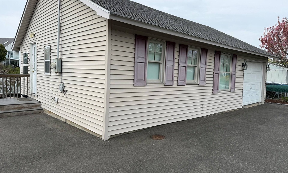 Fairfield Cottage | Waterfront 1-bedroom cottage with dock in charming Fairfield