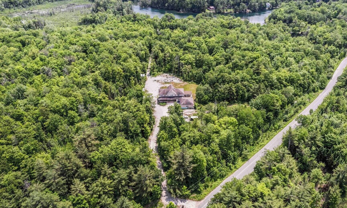 Washago Villa | Waterfront 10BR Retreat on 7 Private Acres | Green River Villa | Sleeps 28–30
