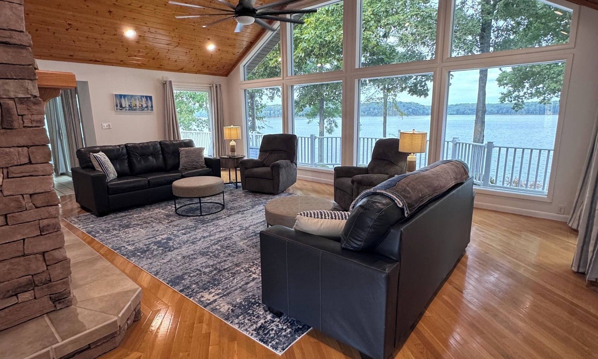 Hardin House | Waterfront 2-bedroom 2-bathroom nestled on Johnathan Creek right off Ky Lake. 💙