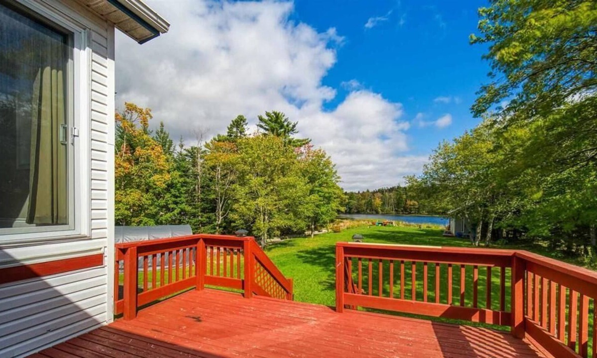 Timberlea House | Waterfront 2 bedroom house with hot tub