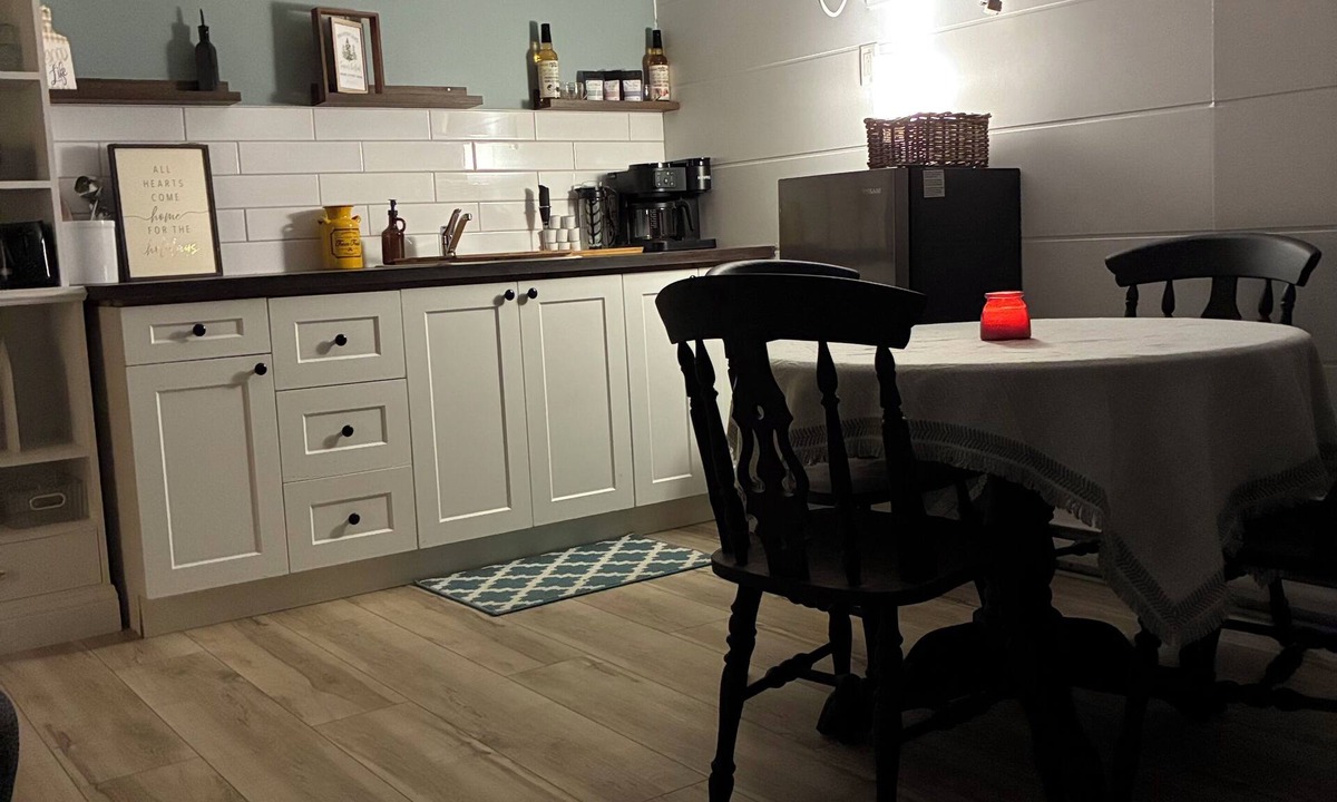Selkirk Cabin | Waterfront 2 room cabin