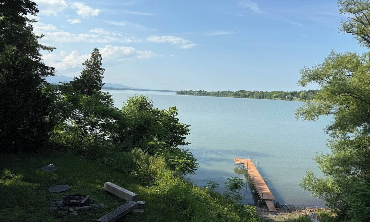 Bridport House | Waterfront 3 Bedroom 3 Bathroom Large House in Bridport—Fire pit, Grill, Deck