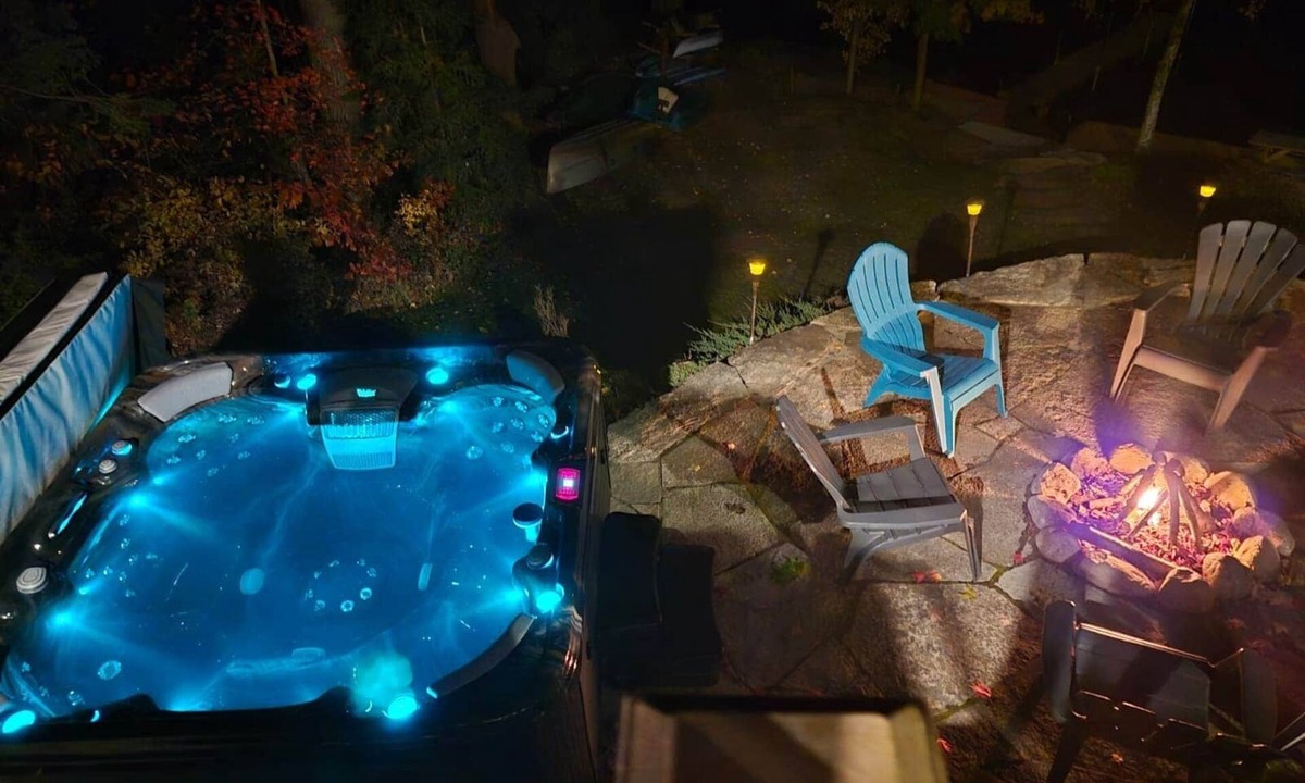 Havelock-Belmont-Methuen House | Waterfront 3-Bedroom Cottage with Hot Tub, Fire Pit, Kayaks