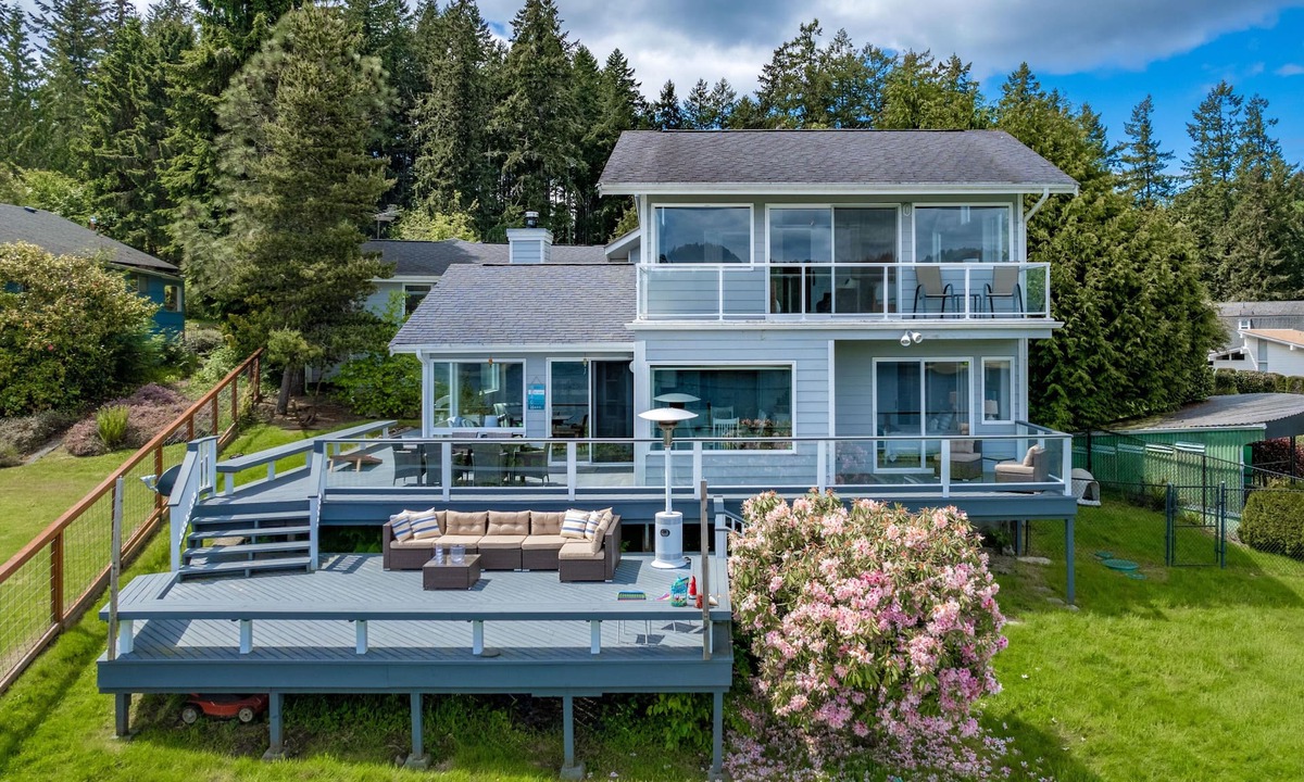 Longbranch House | WATERFRONT 3BR/2BA MT RAINIER VIEWS, PRIVATE BEACH