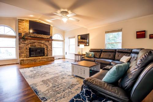 Fredericksburg Ski Chalet | Waterfront 3br Home with Hot Tub