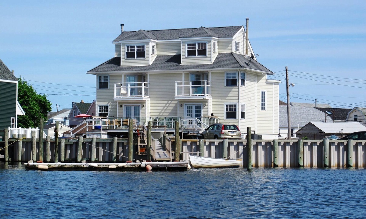 Broad Channel House | Waterfront 3BR Near NYC | Manhattan Skyline Views | Near Subway & JFK