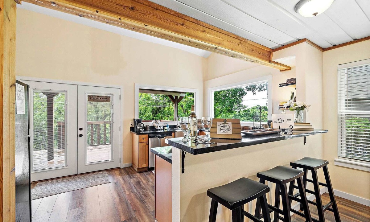 Baytown House | Waterfront 3BR Oasis | Mont Belvieu Lounge