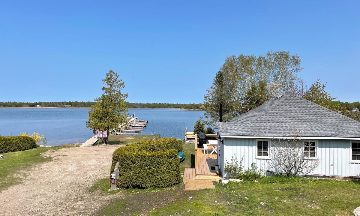 Colpoys Bay Cottage | Waterfront 4 Bed Rooms on Pike Bay