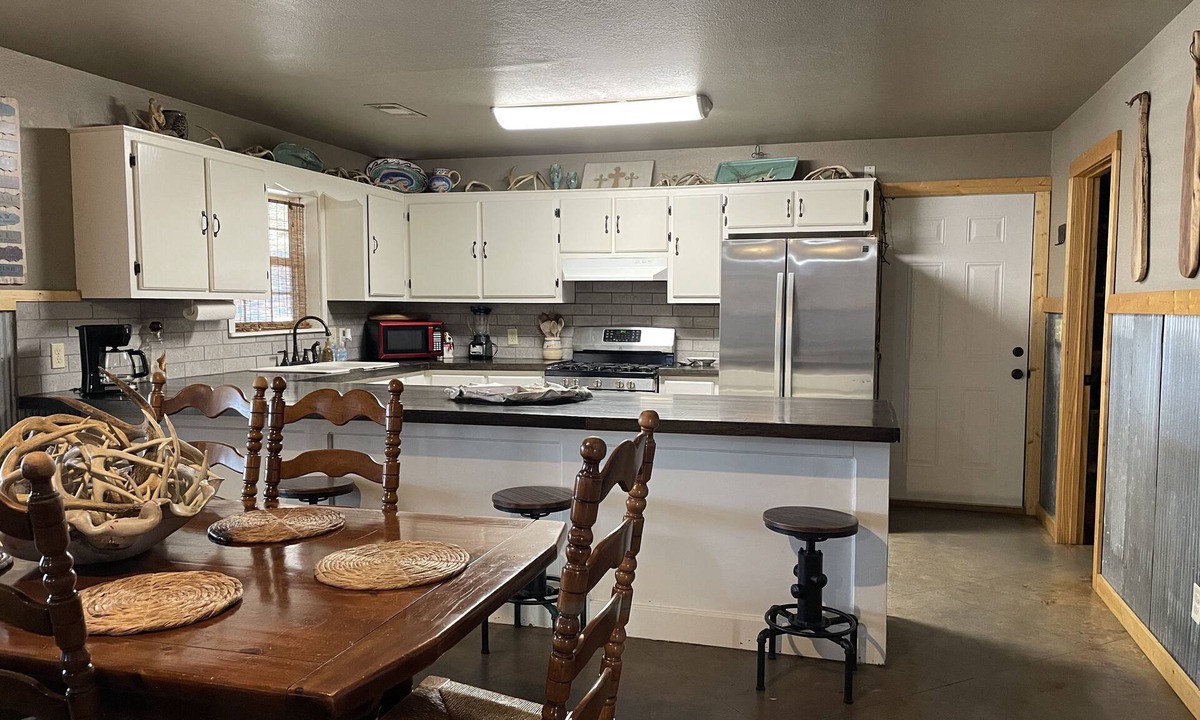 Desha House | waterfront 5 bedroom hot tub