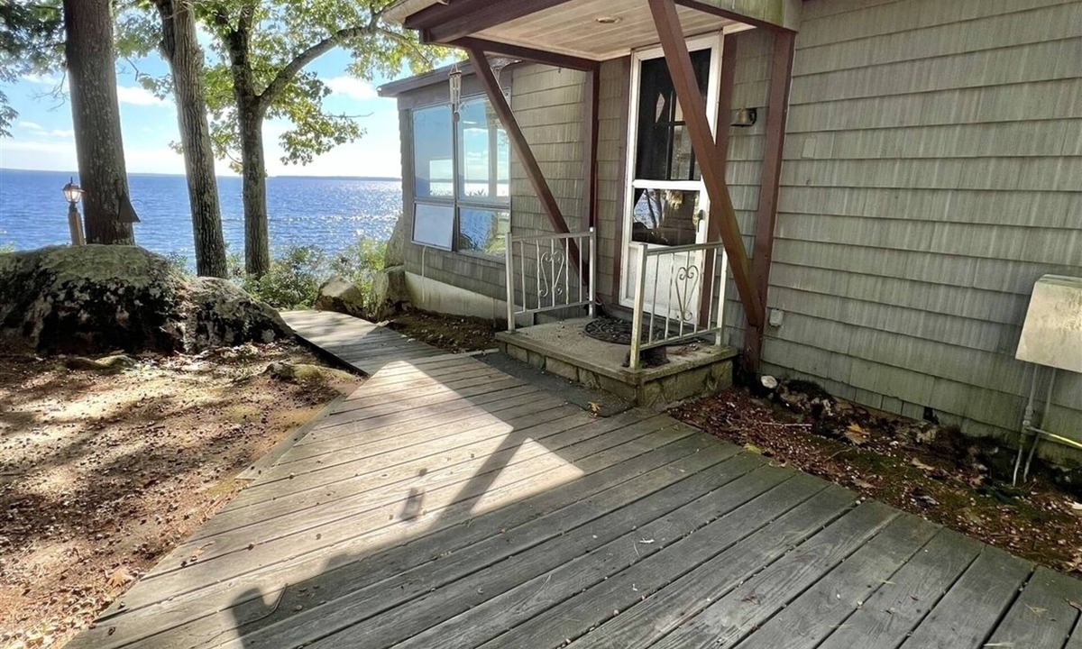 North Sebago House | WATERFRONT 5 BEDROOMS AND 2 BATHROOMS