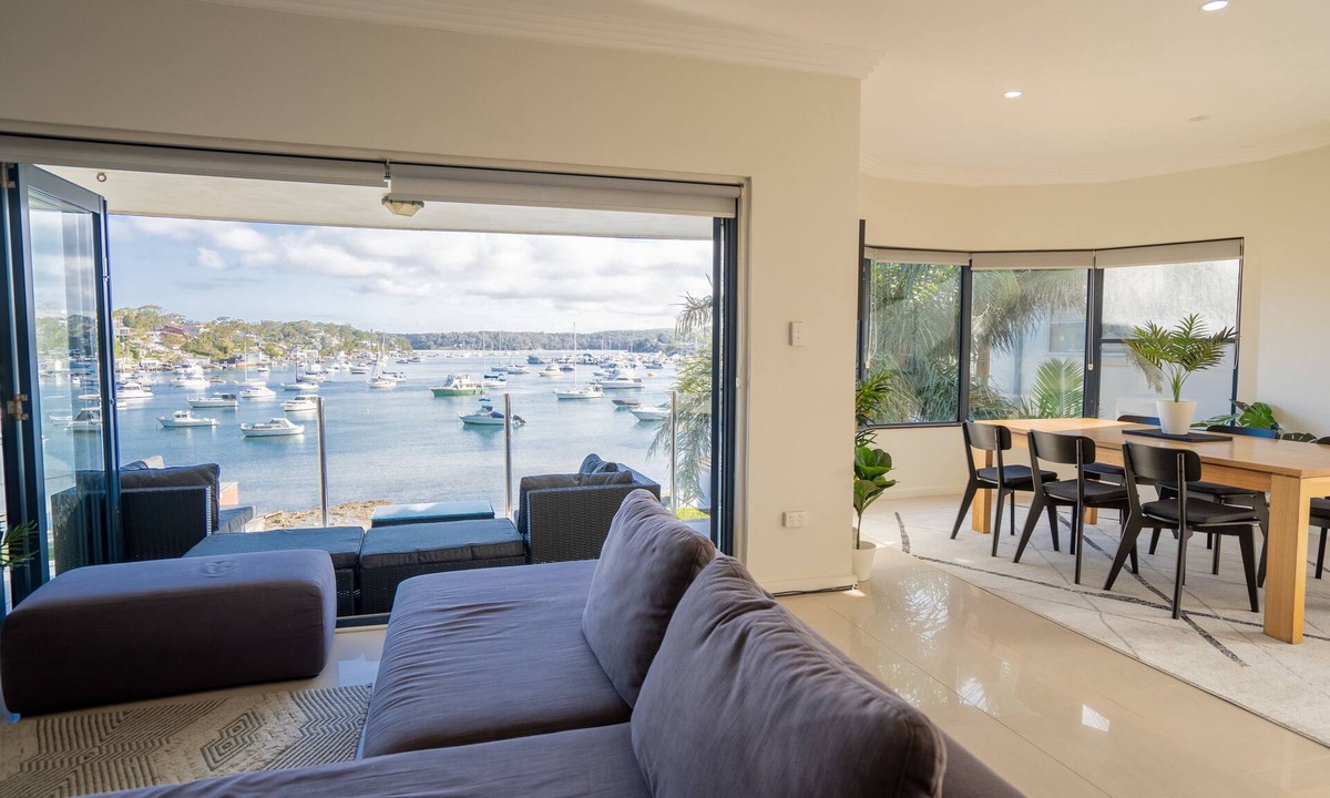 Burraneer House | WATERFRONT 7x BEDROOM APARTMENT W/HOT TUB