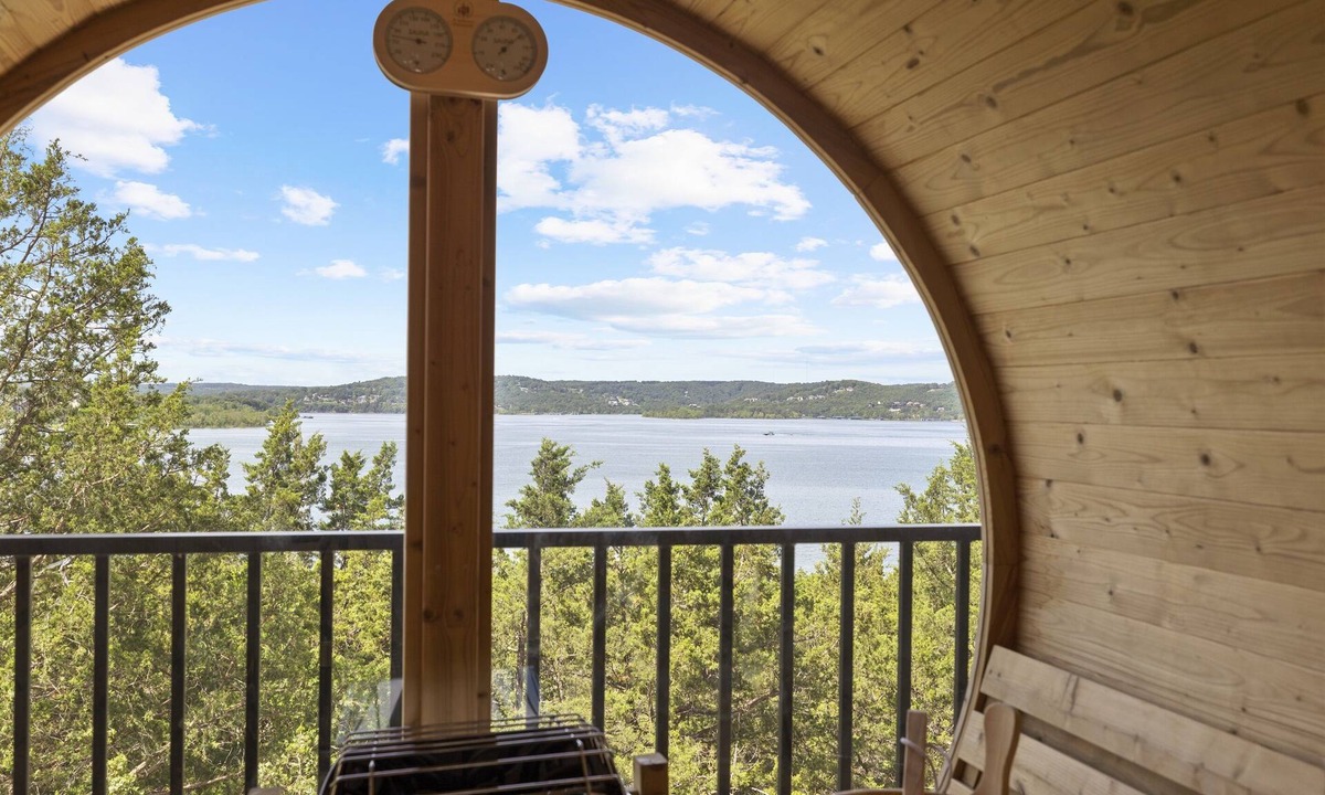 Hollister House | Waterfront 8 bdrm home w/lake views, golf simulator, hot tub, & outdoor sauna!