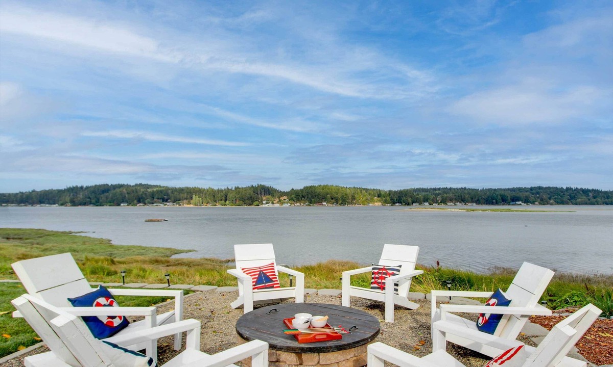 Allyn House | Waterfront Allyn Home with Fire Pit + 2 Kayaks!