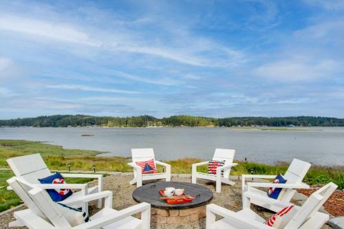 Victor House | Waterfront Allyn Home with Fire Pit and 2 Kayaks!