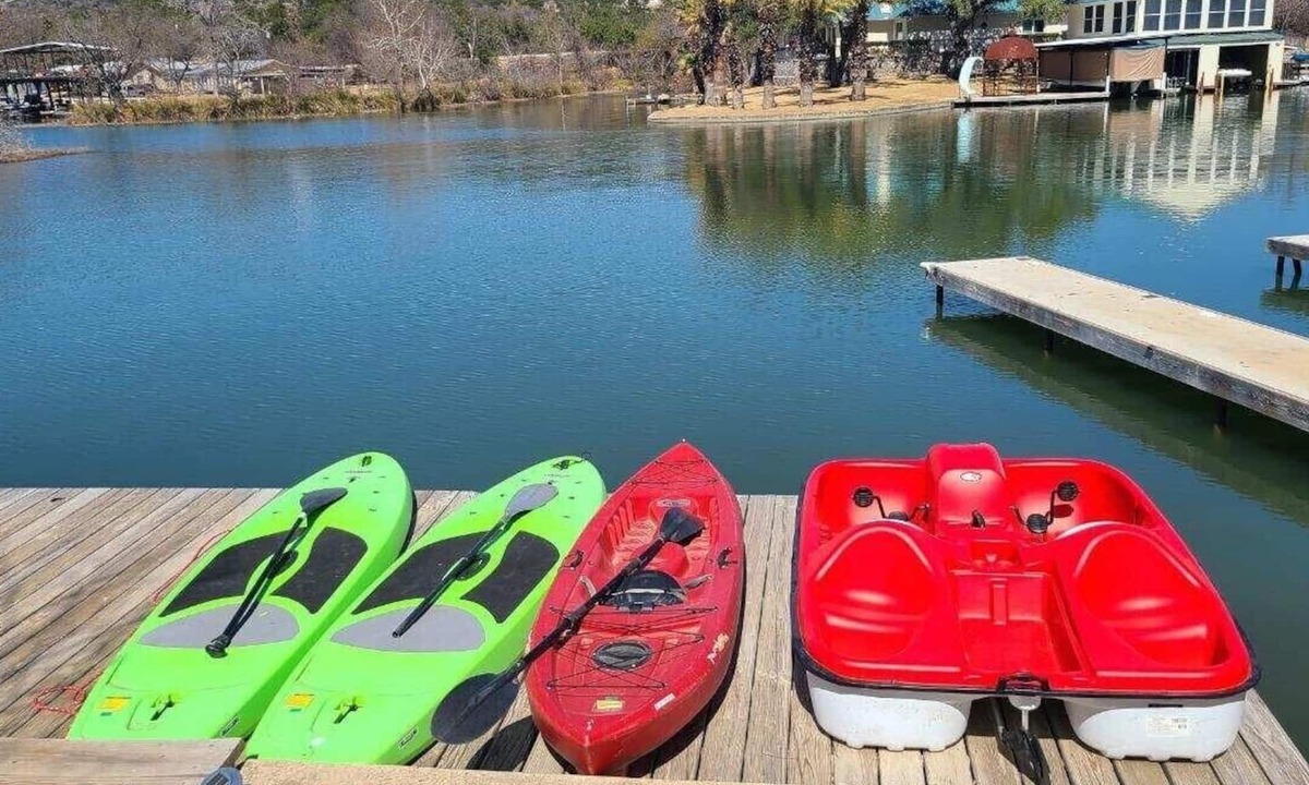 Kingsland House | Waterfront and PERFECT for a fun, relaxing getaway