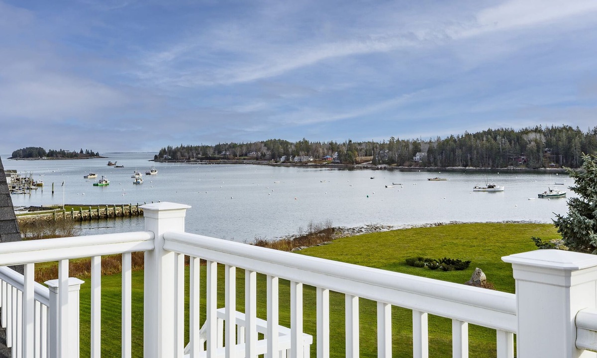 Tenants Harbor Bed & Breakfast | Waterfront Apartment w/Private Deck