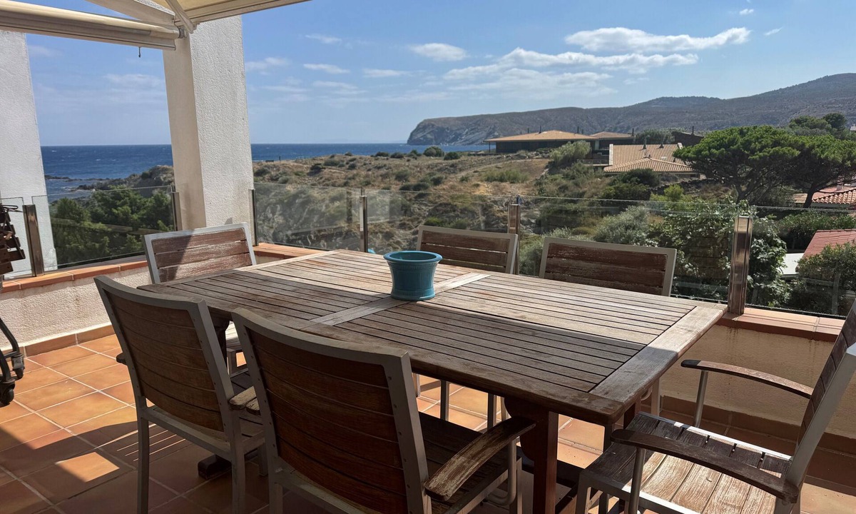 Portlligat Apartment | Waterfront apartment