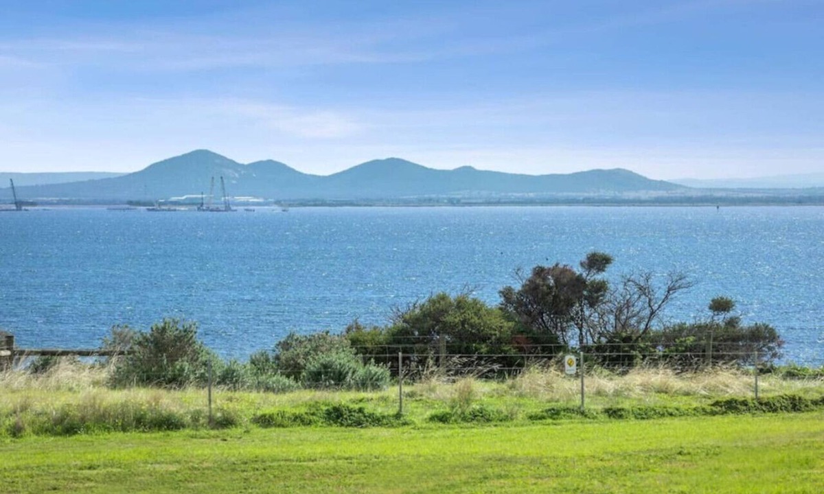 Clifton Springs House | WATERFRONT - BAY VIEWS - Edgewater Springs