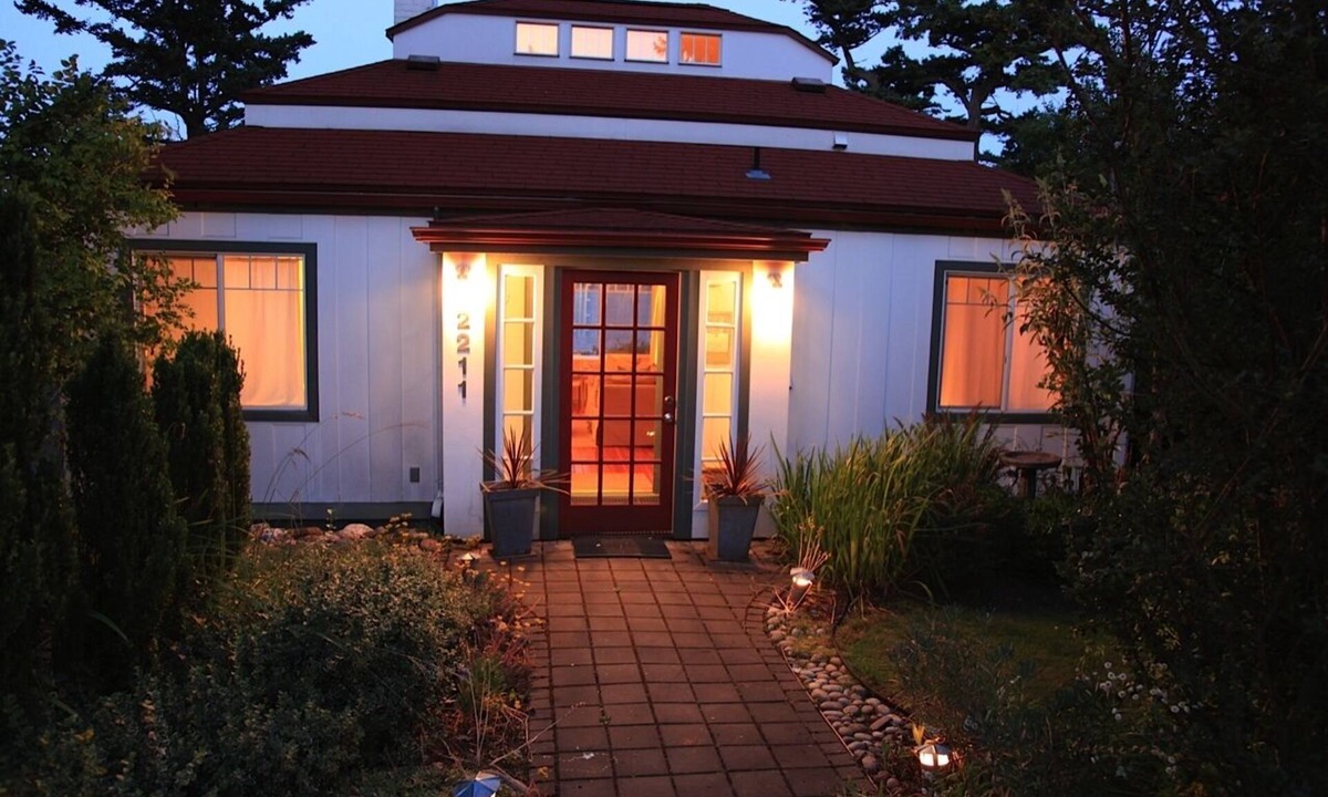 Lummi Island Cottage | Waterfront Beach House close to everything!