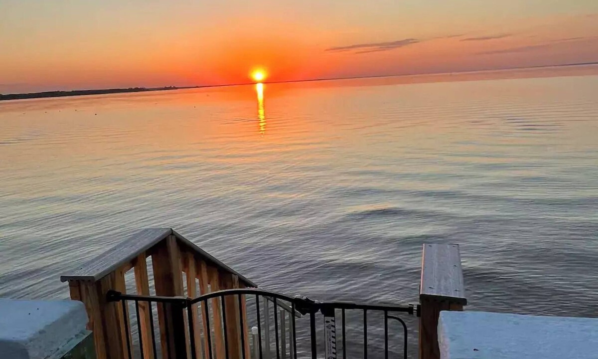 Verona Beach House | Waterfront Beach House Oneida Lake - Walkable to Park & Resort Area