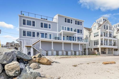 Devon House | Waterfront Beach Retreat