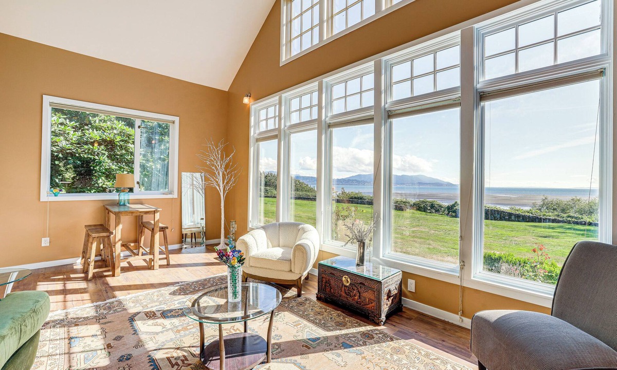 Marietta-Alderwood Cottage | Waterfront Bellingham Bliss: Steps to Beach!