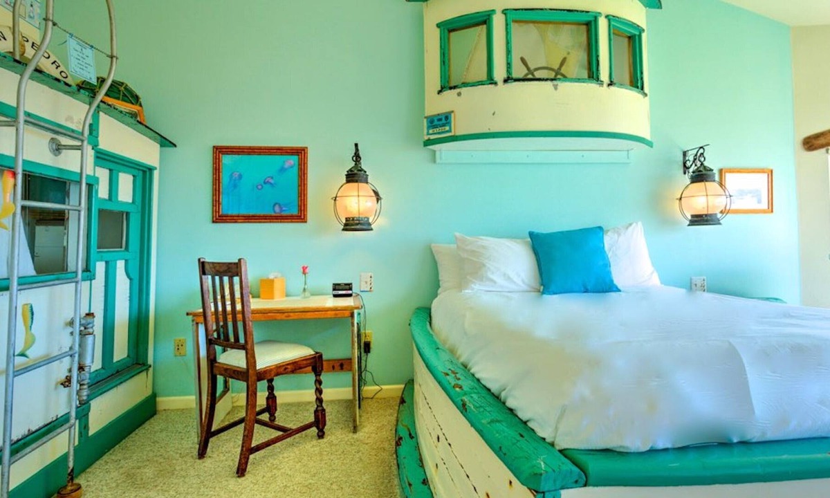 Moss Landing House | Waterfront Building - 6 guest rooms