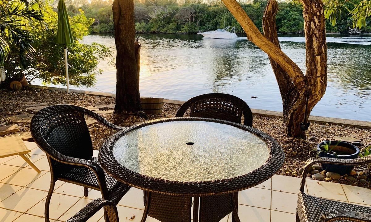 Deerfield Beach Apartment | Waterfront Bungalow, walk to beach, boating and restaurants
