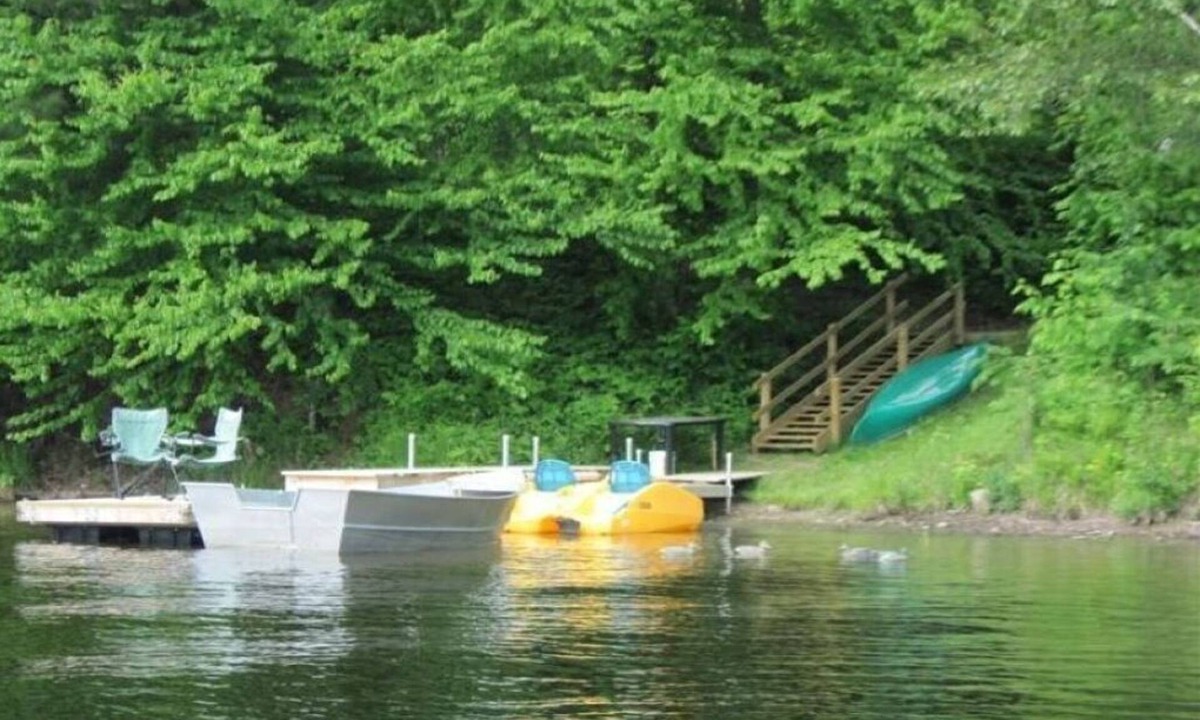 Notre-Dame-du-Laus Cottage | Waterfront Cottage 5 BD/2 BTH — 1 HR Downtown Ottawa