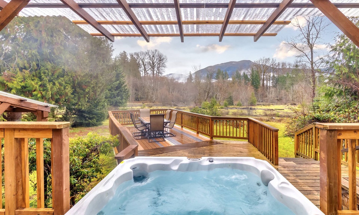 Randle Cabin | Waterfront Cabin at White Pass, Mt. Rainier