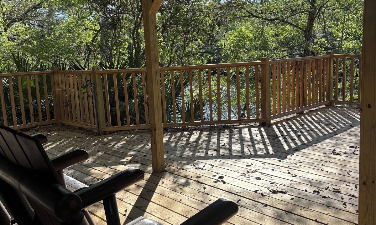 Boulogne Hotel | Waterfront Cabin in Hilliard, FL