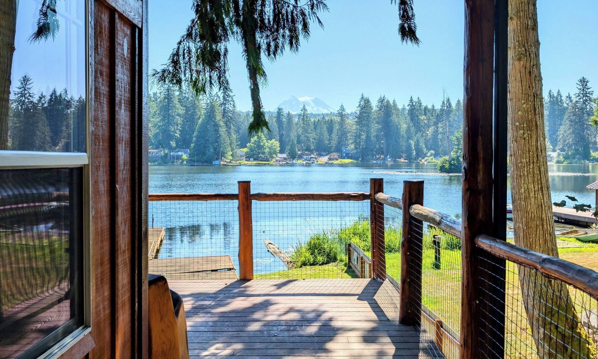 Fort Lewis Cabin | Waterfront Cabin on Lake Whitman