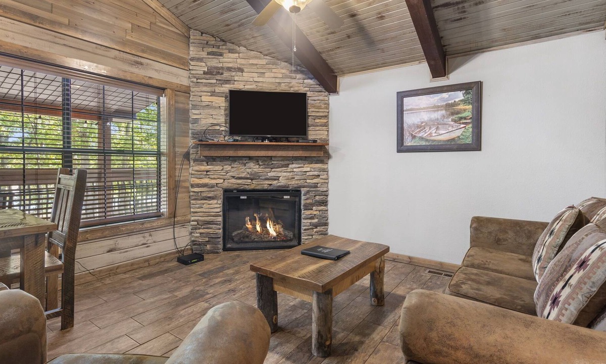 Indian Point Villa | Waterfront Cabin on Table Rock Lake - Indian Point (C09)