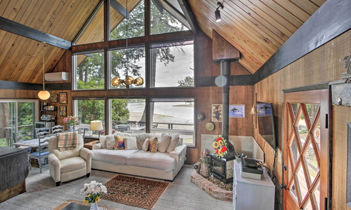 Gig Harbor Cabin | Waterfront Cabin w/Fire Pit in Gig Harbor!